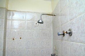 Standard Twin Room | Bathroom - Kagnew Pension (Addis Ababa)