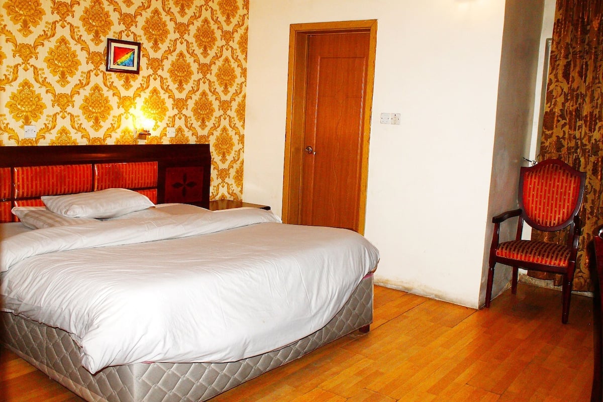 Desk, free Internet, bed sheets