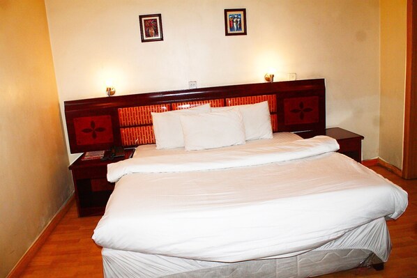 Desk, free internet, bed sheets