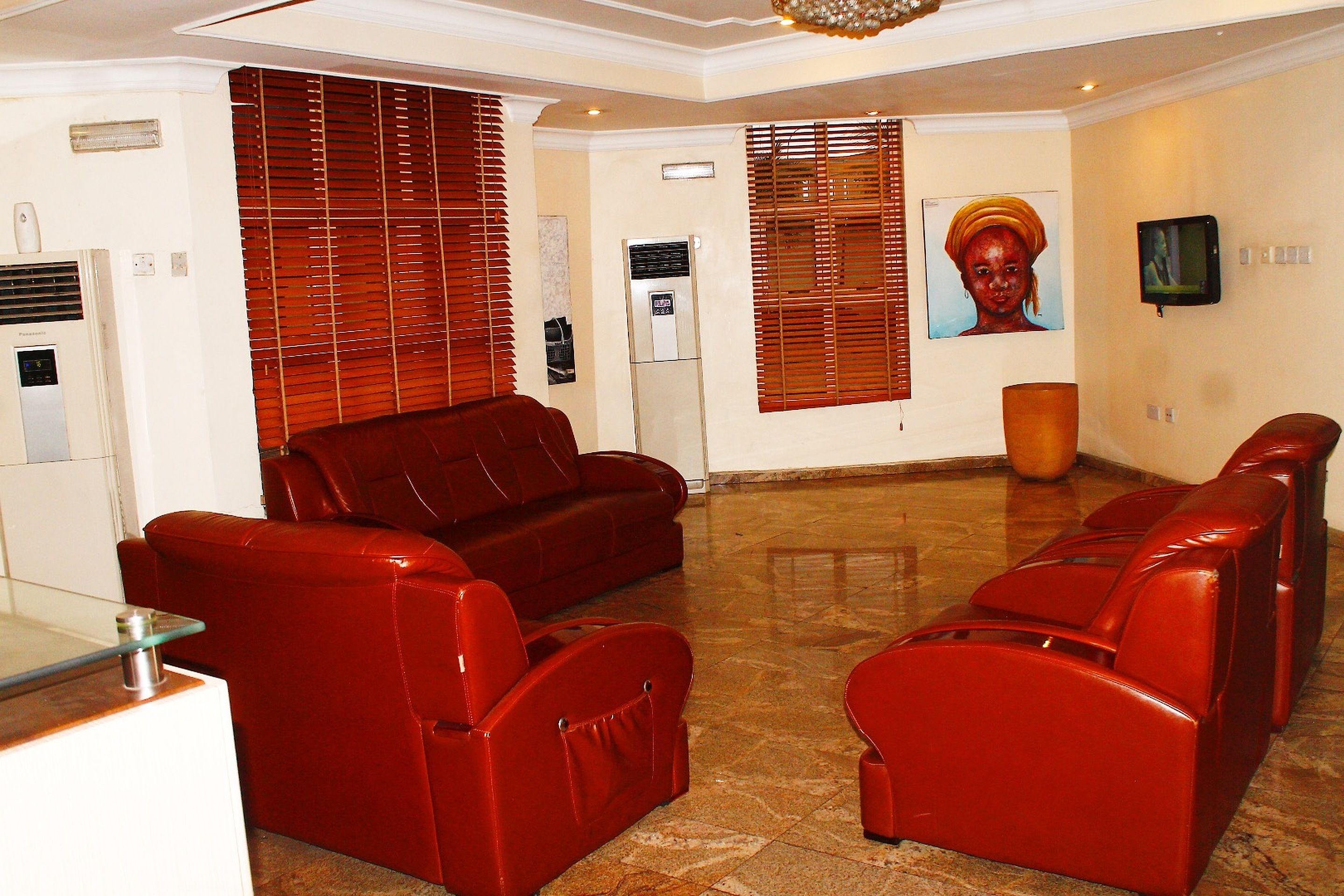 مكتب وإنترنت مجاني وملاءات أسرّة