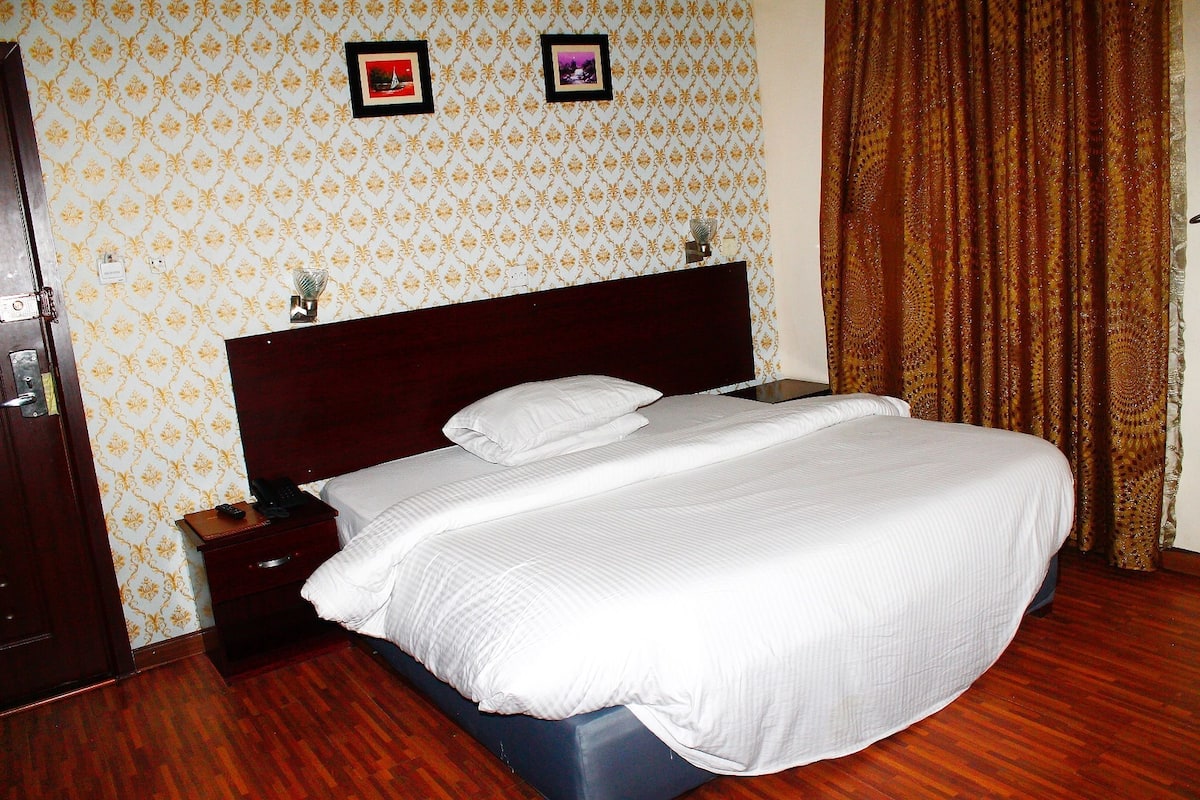 Desk, free Internet, bed sheets
