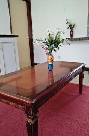 Family dining - Carol's Cozy Place (Nairobi)