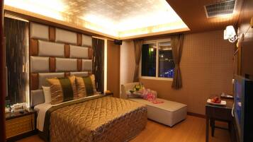 Classic Double Room | 1 bedroom, desk, blackout drapes, soundproofing