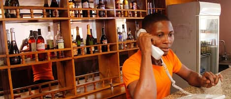 Bar (trong khuôn viên)