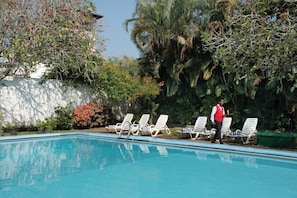 Outdoor pool - Queens Hotel (Kandy)