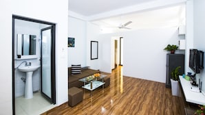 32 インチのテレビ (ケーブル放送視聴可)