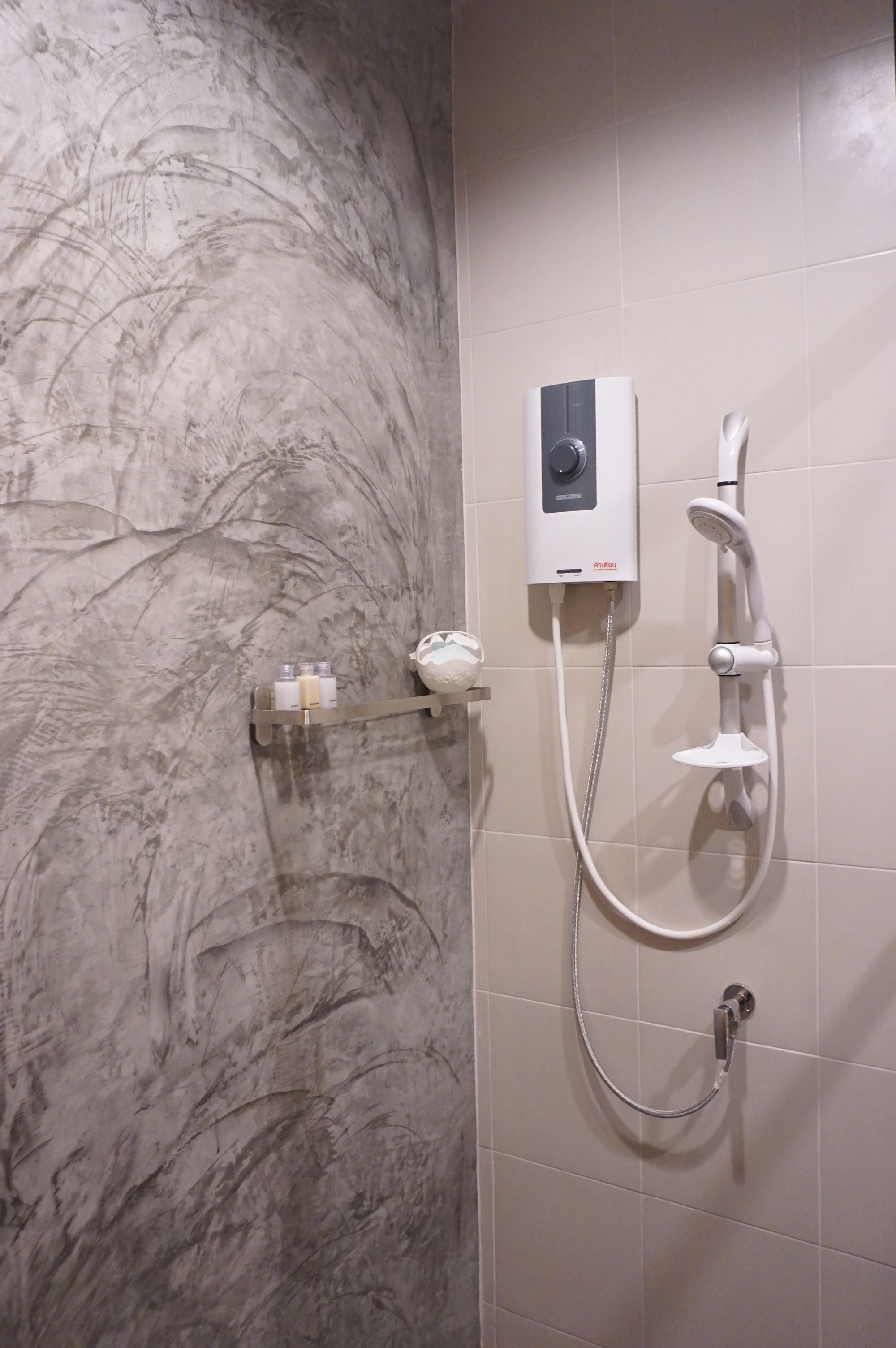 deluxe double room | bathroom shower