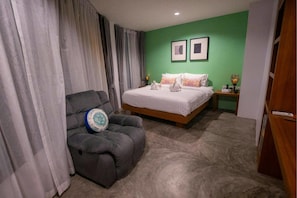 Habitación doble Deluxe | Artículos del minibar gratis, cortinas blackout y wifi gratis 