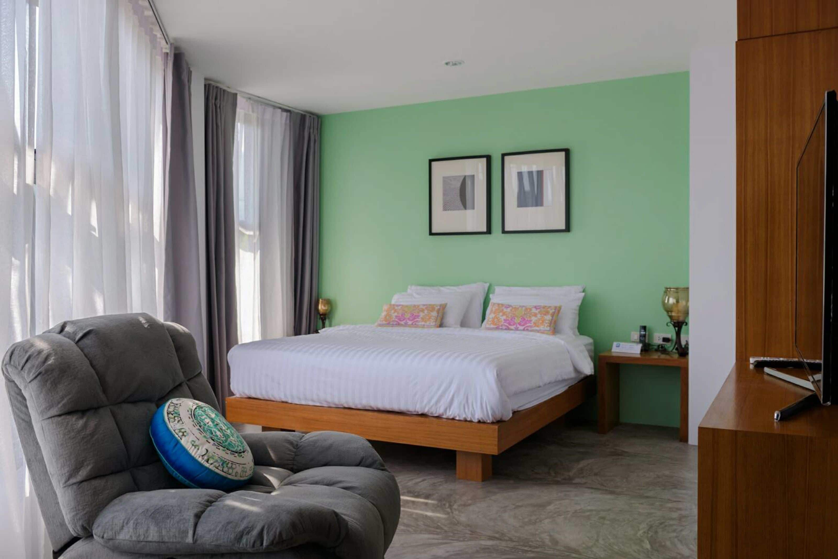 عناصر مجانية داخل الميني بار وستائر تعتيم وواي فاي مجانًا