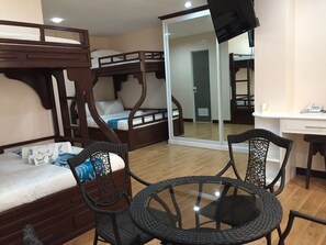 Habitación familiar (7 persons) | Ropa de cama de alta calidad, minibar, caja fuerte