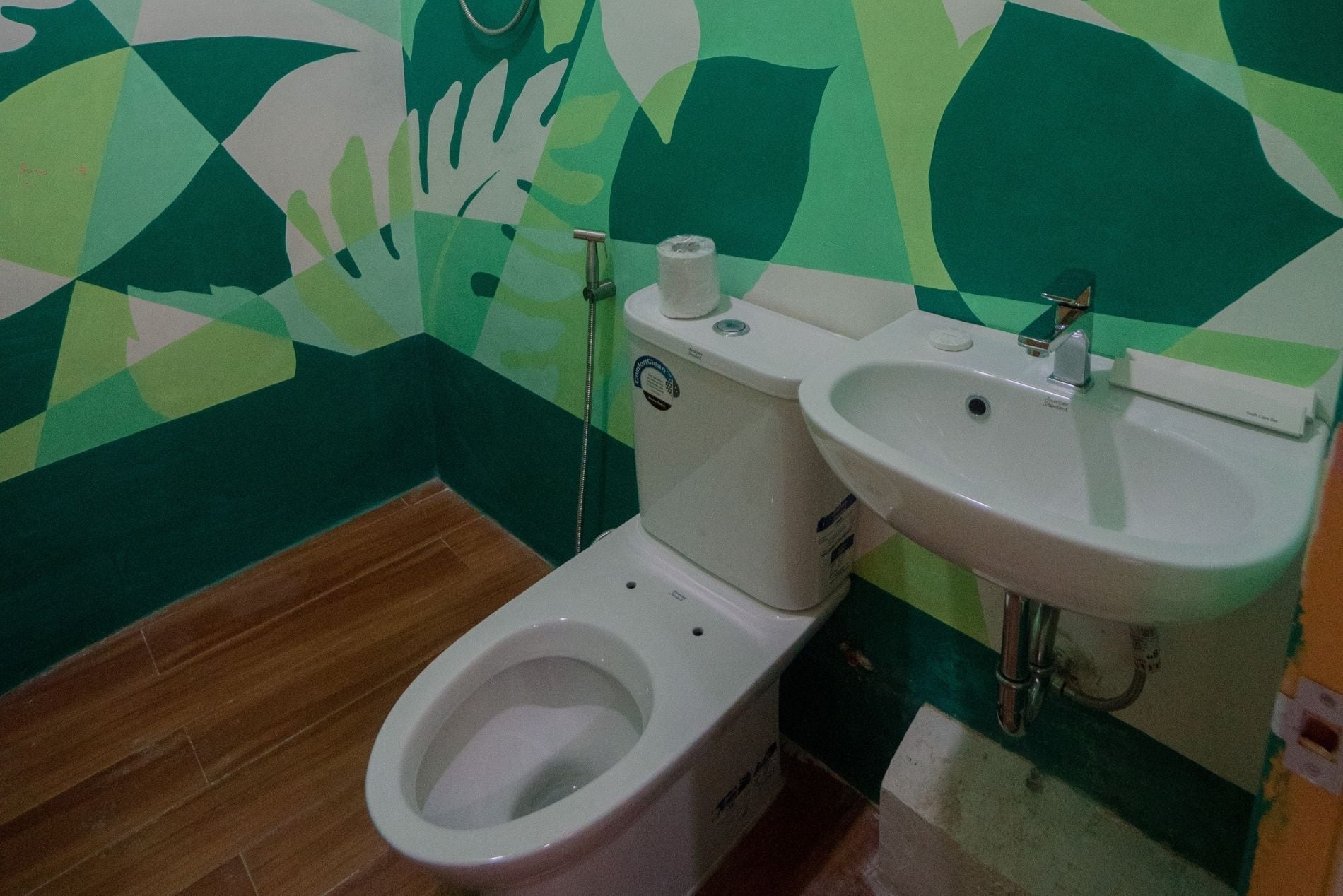 tree house | bathroom | shower, rainfall showerhead, free toiletries, hair dryer