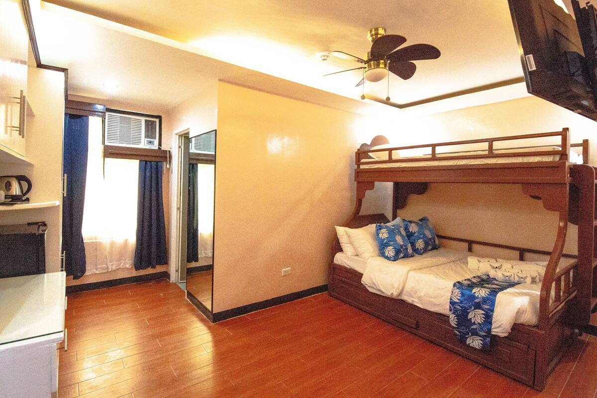 Family Room of 5 | Premium bedding, minibar, in-room safe, desk
