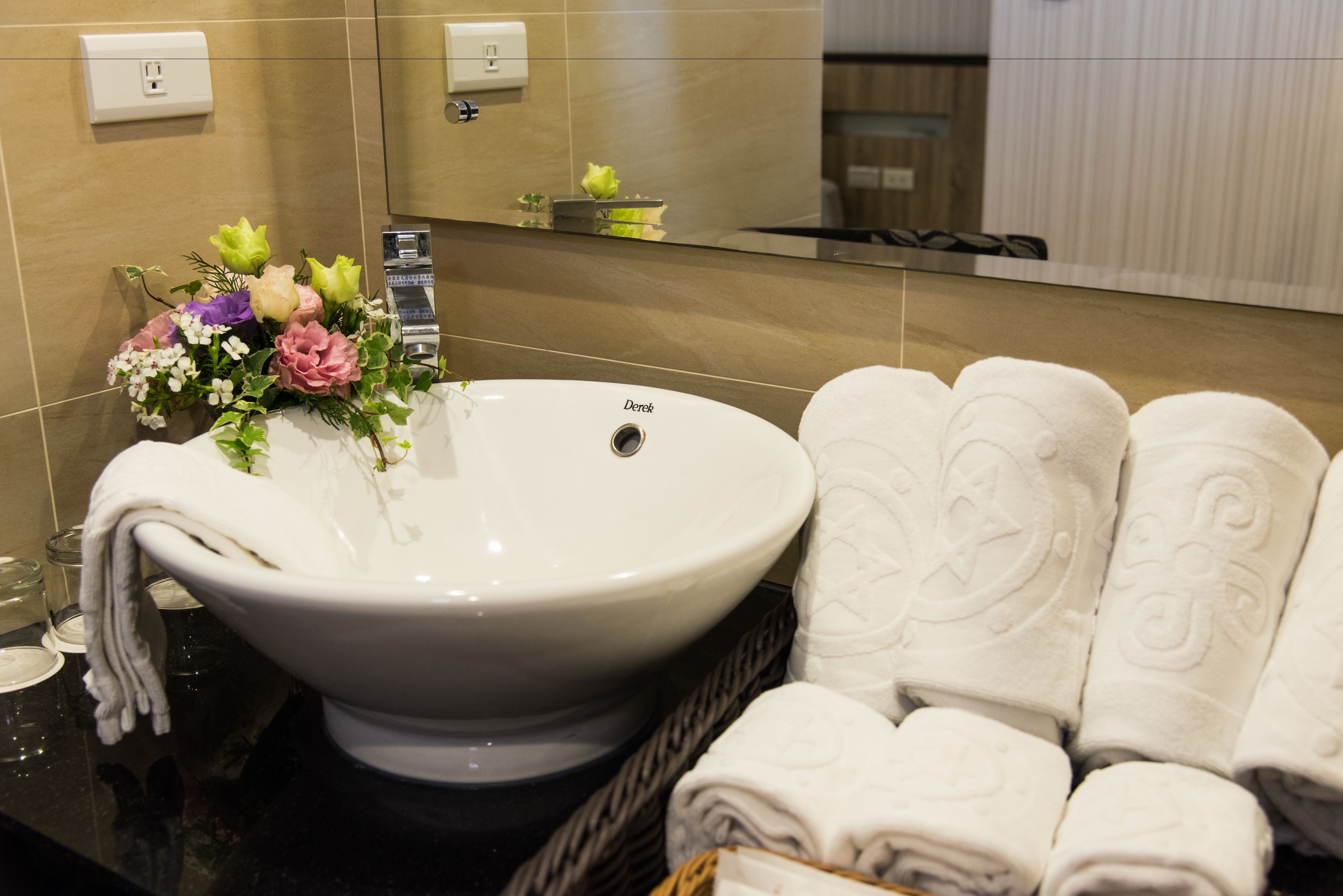 shower, rainfall showerhead, free toiletries, hair dryer