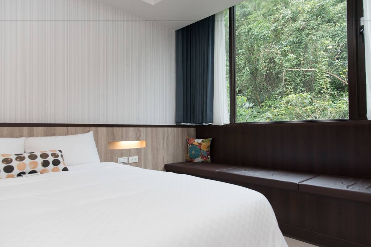 Desk, blackout drapes, WiFi (free), bed sheets