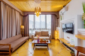 水云景观露台套房 | 办公桌、遮光窗帘、免费 WiFi