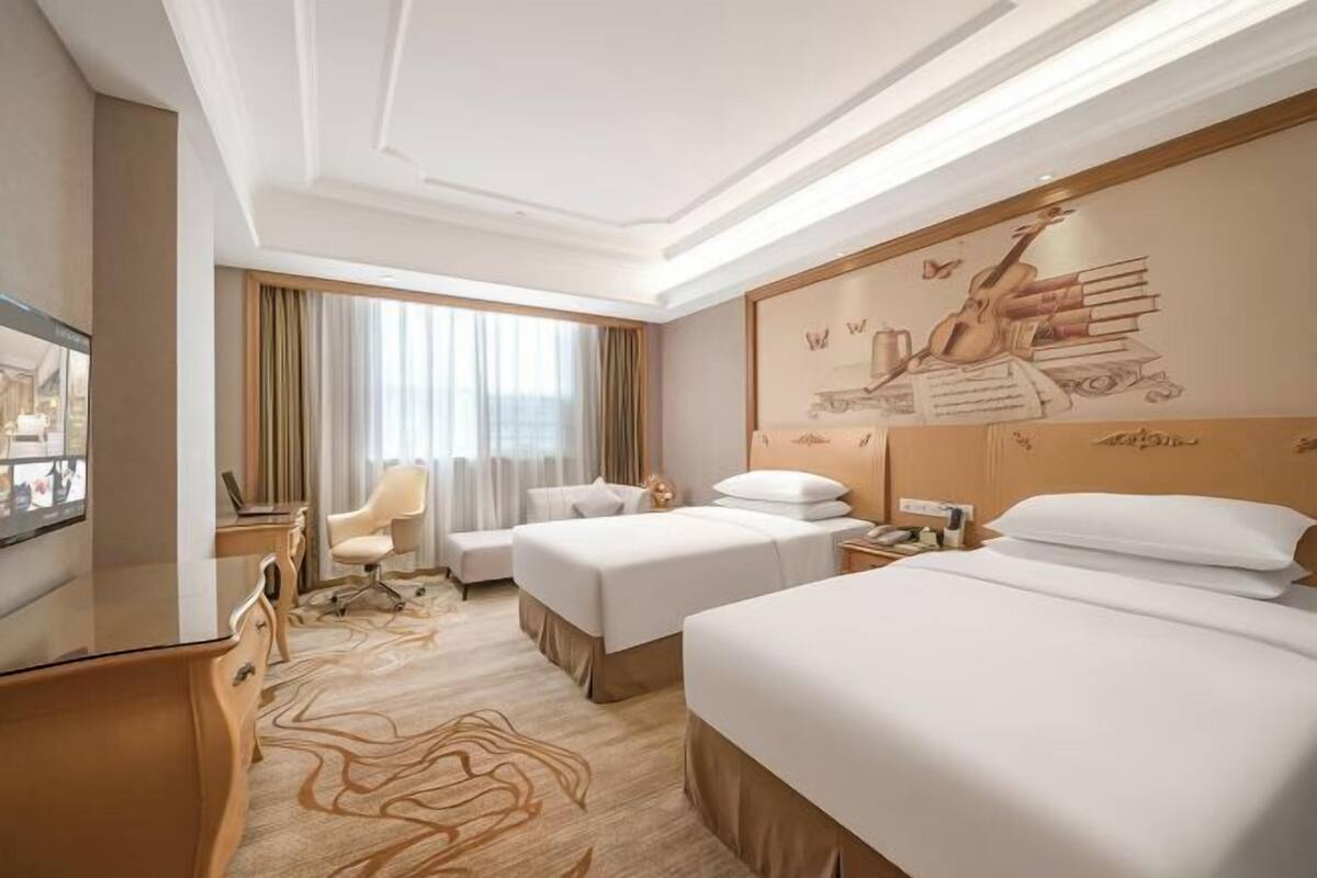 Escritorio, cortinas blackout y wifi gratis