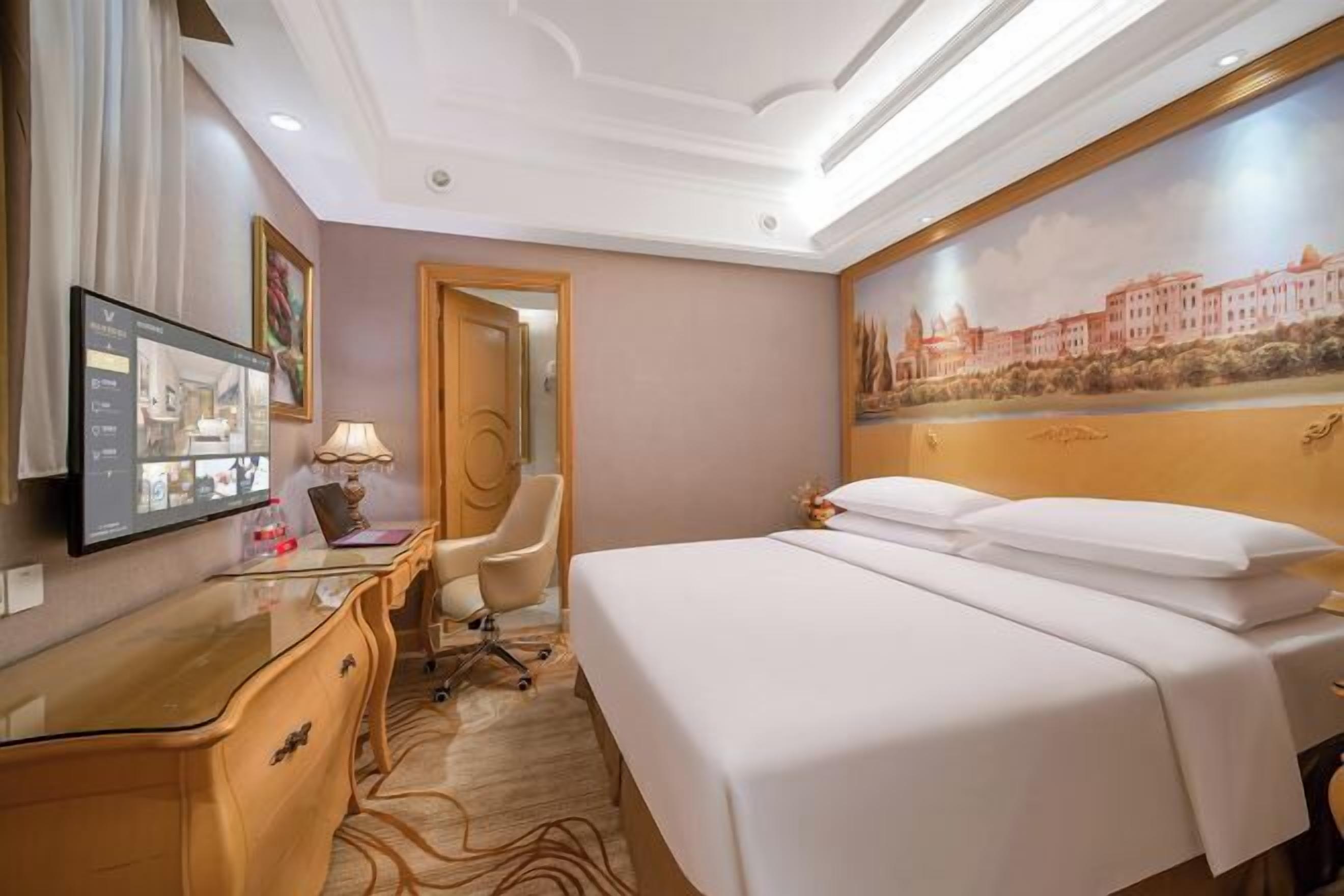 办公桌、遮光窗帘、免费 WiFi