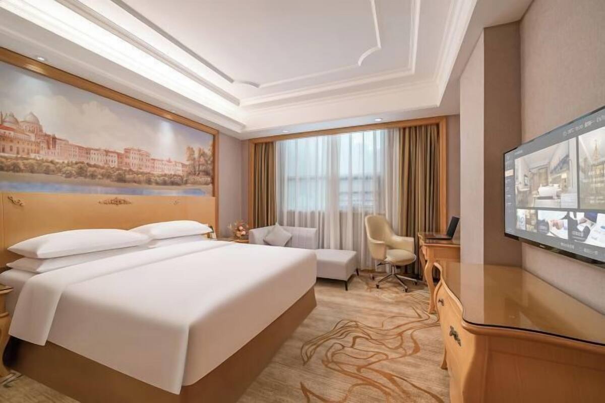 Escritorio, cortinas blackout y wifi gratis