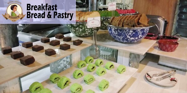 朝食 (ビュッフェ)、毎日提供 (1 名様 33000 IDR)