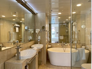 Bathroom - IW Hotel (Kowloon)