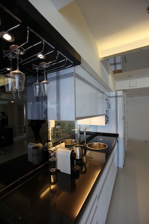 Cobertura, 2 quartos | Cozinha americana privada | Geladeira, cafeteira/chaleira