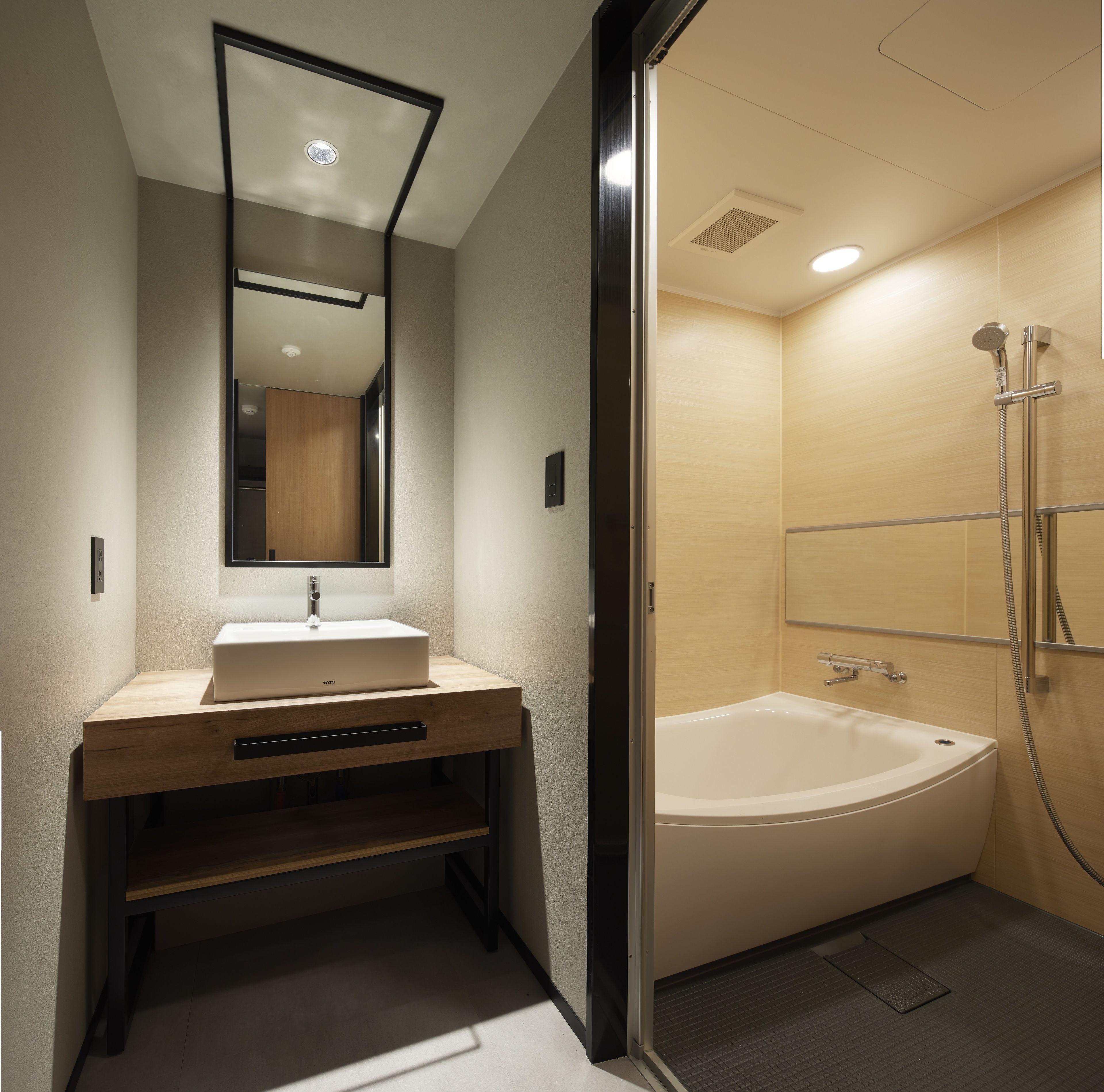 deluxe twin room, non smoking | bathroom | combined shower/bathtub, free toiletries, hair dryer, slippers