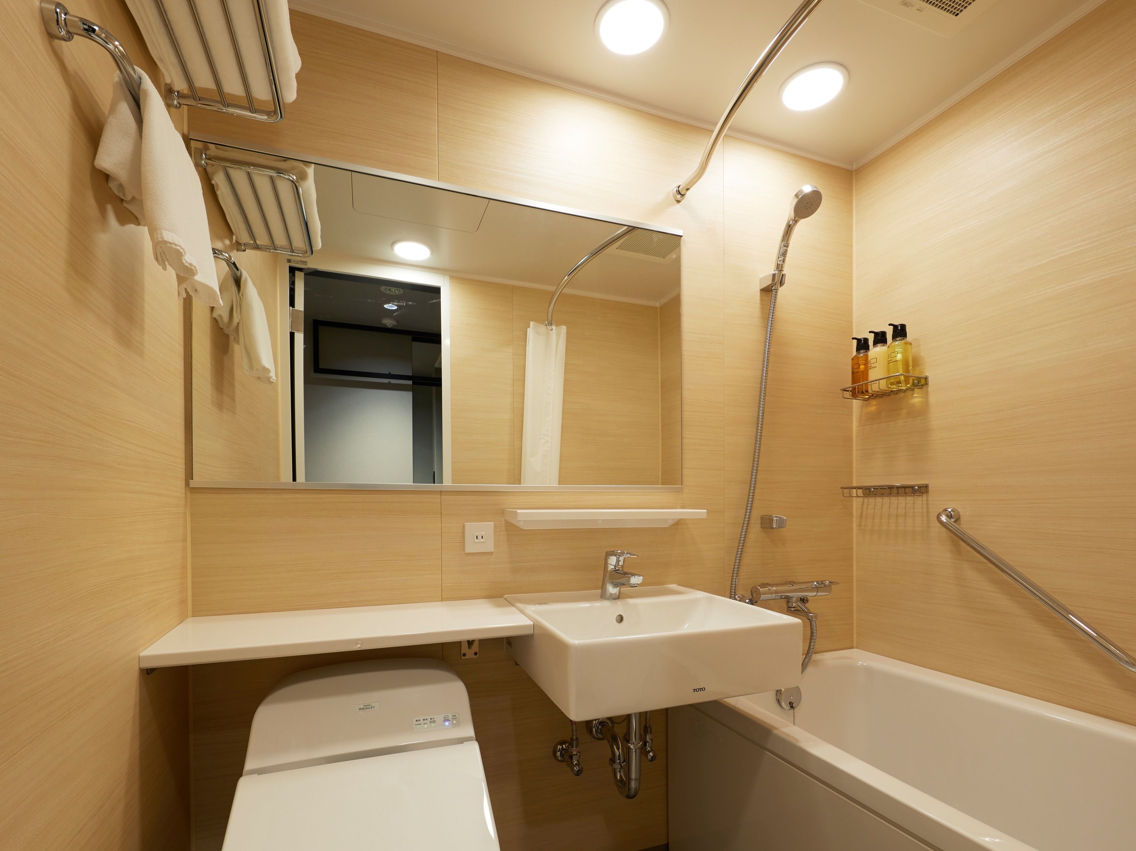 combined shower/bathtub, free toiletries, hair dryer, slippers