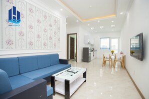 Economy-Apartment, 2 Schlafzimmer, eingeschränkter Meerblick, Strandnähe | Wohnzimmer