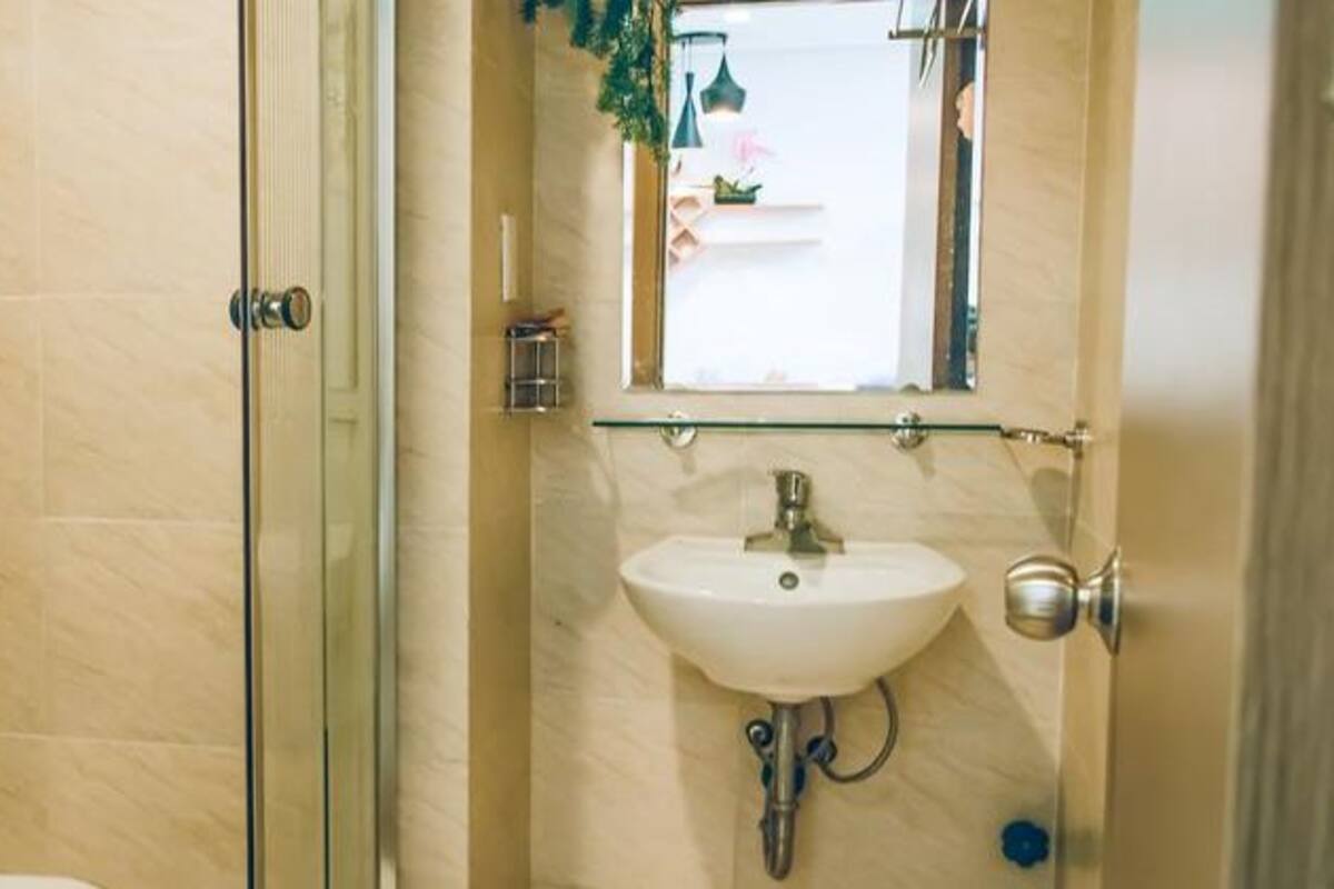 Douche, articles de toilette gratuits, sèche-cheveux, chaussons