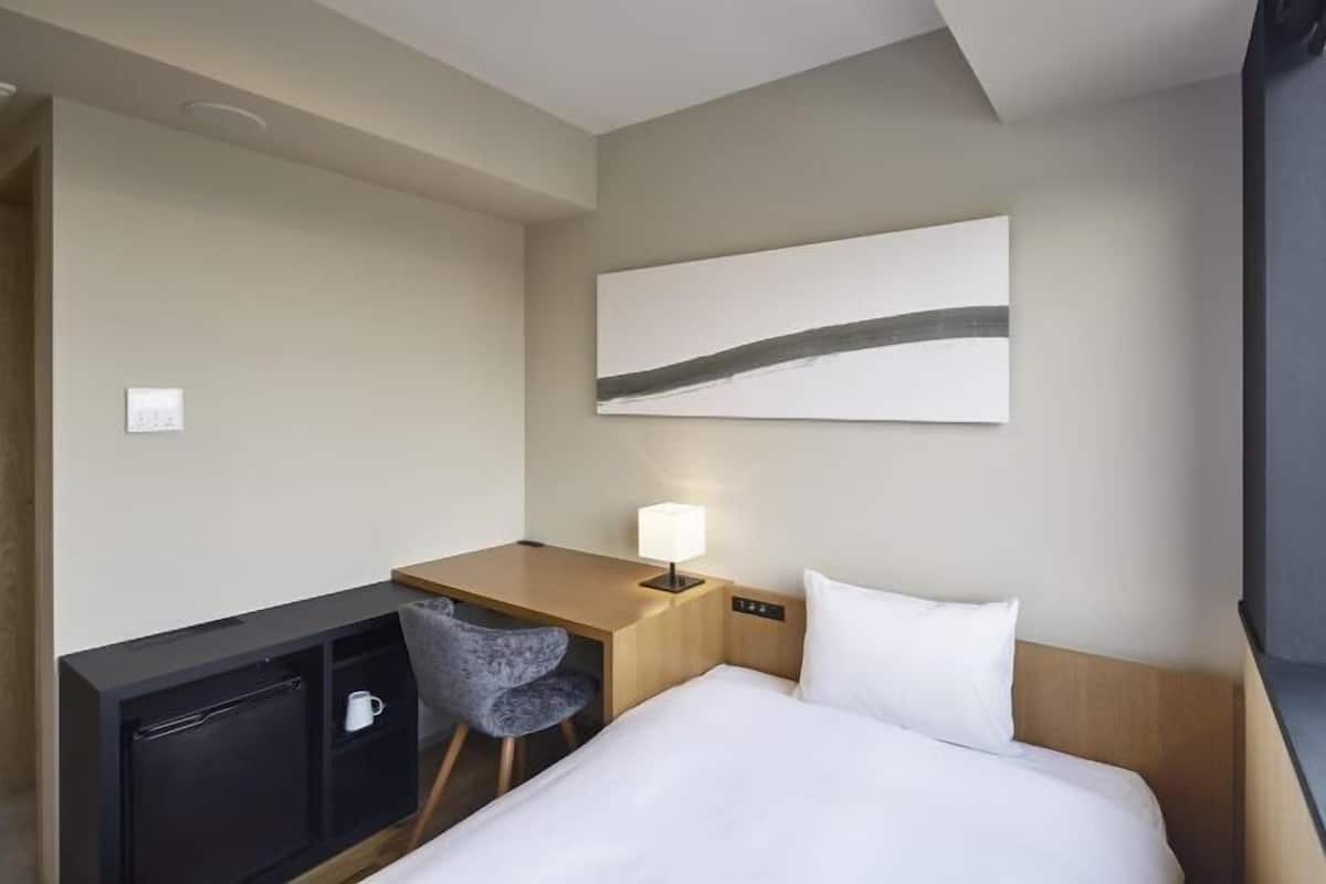 Desk, soundproofing, free WiFi, bed sheets