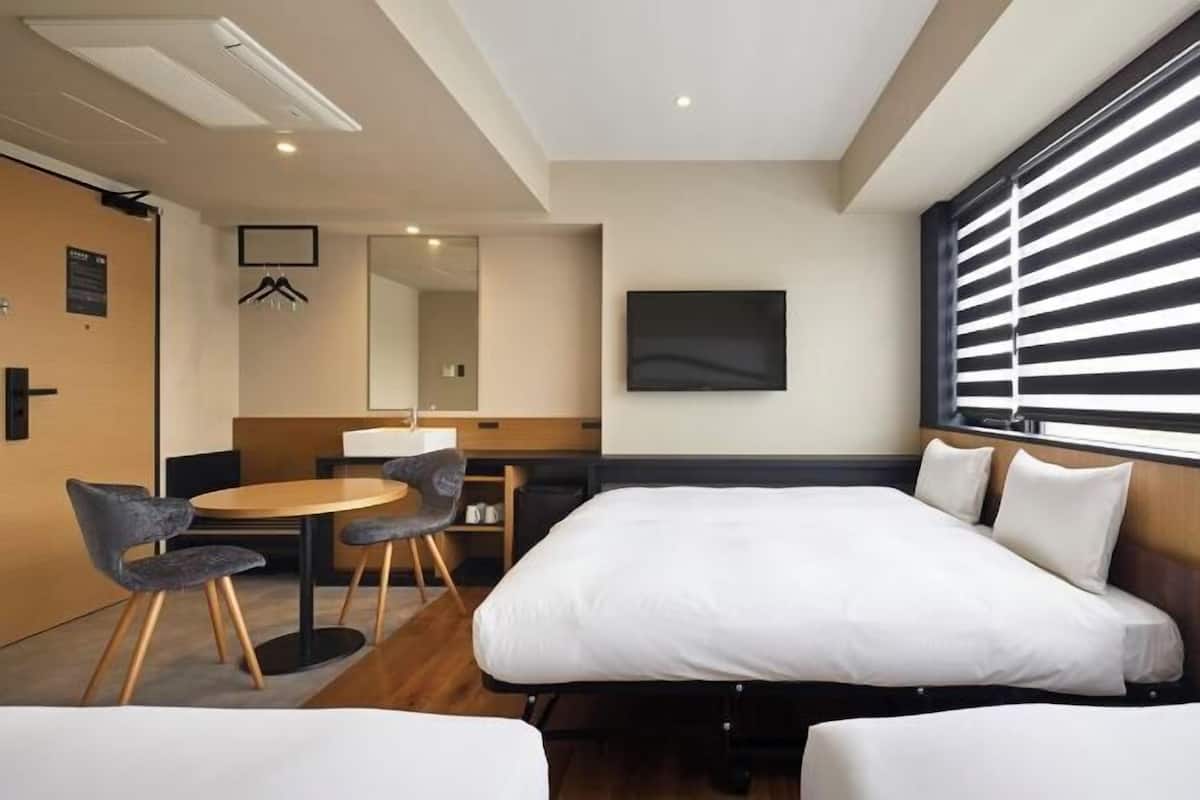 Desk, soundproofing, free WiFi, bed sheets