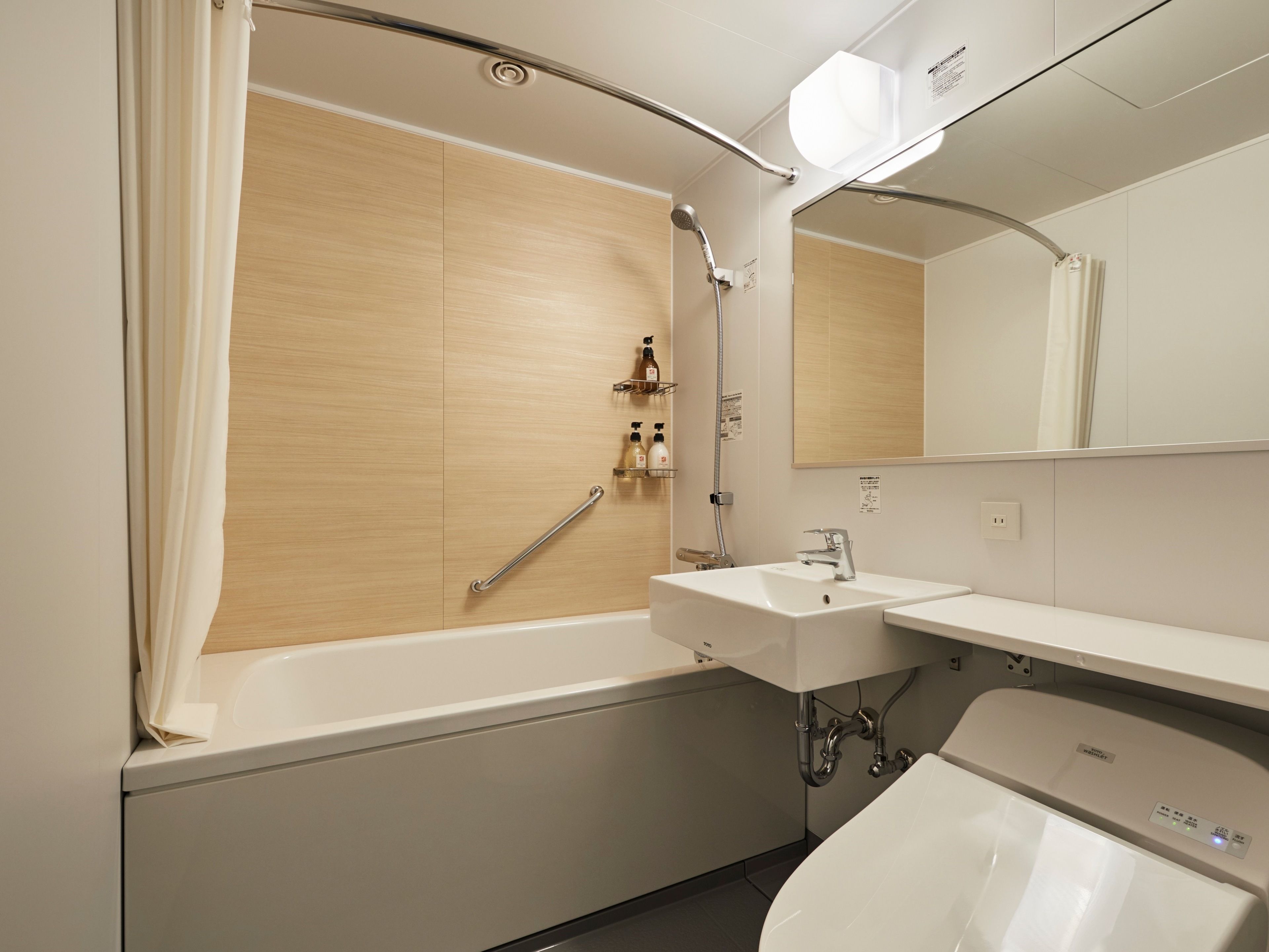 combined shower/bathtub, deep-soaking bathtub, free toiletries