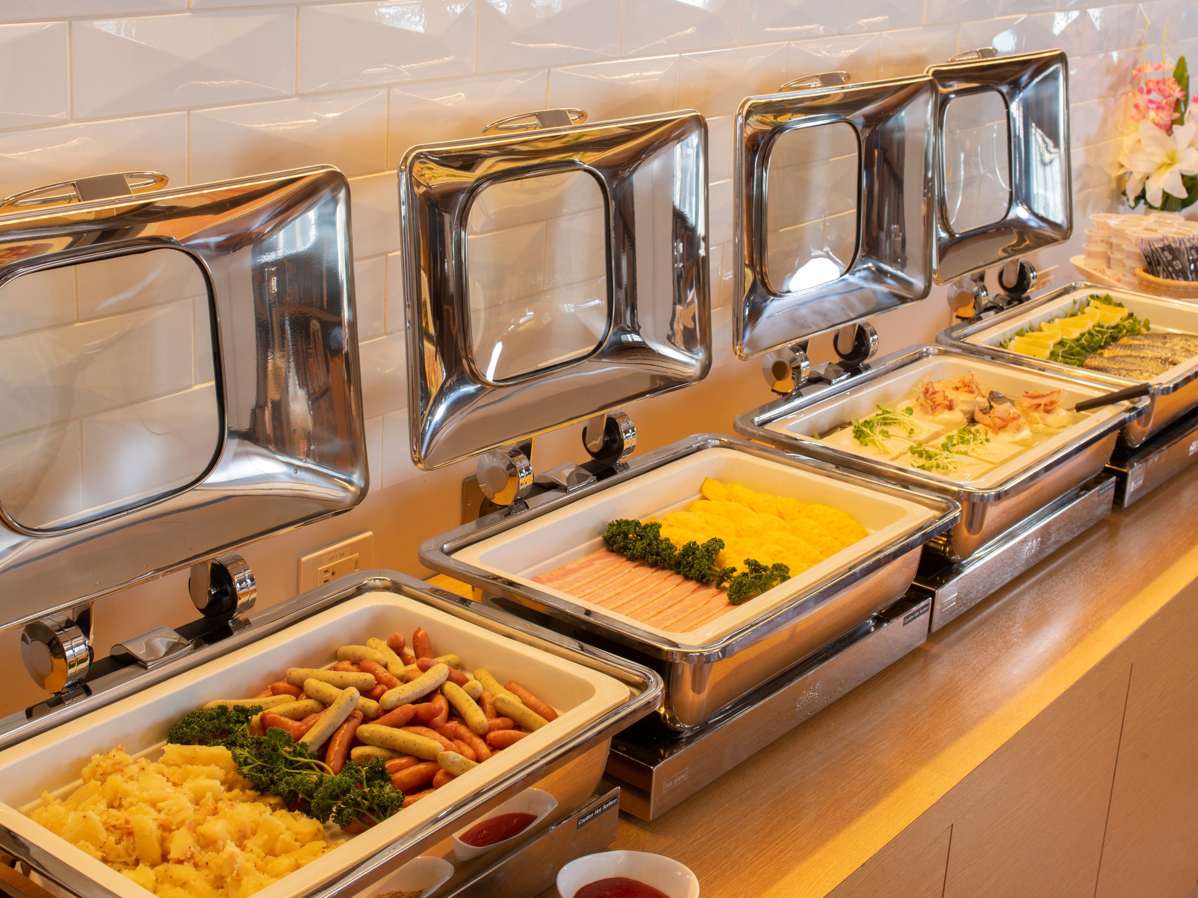 daily buffet breakfast (jpy 1200 per person)