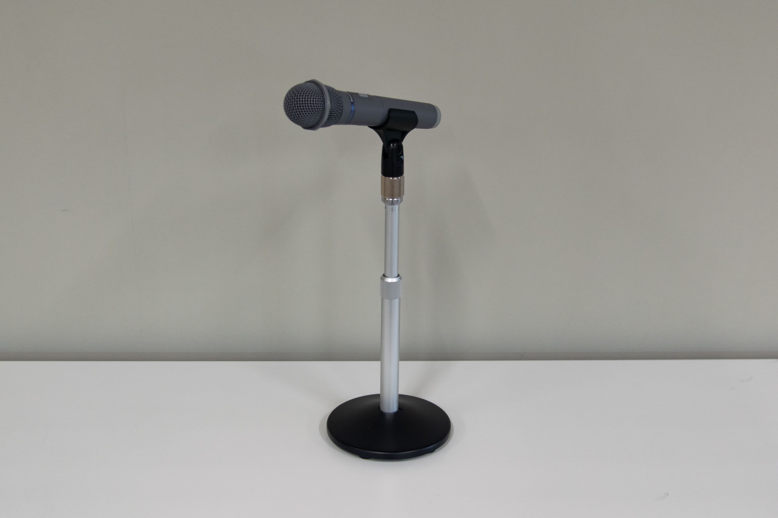 Un microphone sur un pied.