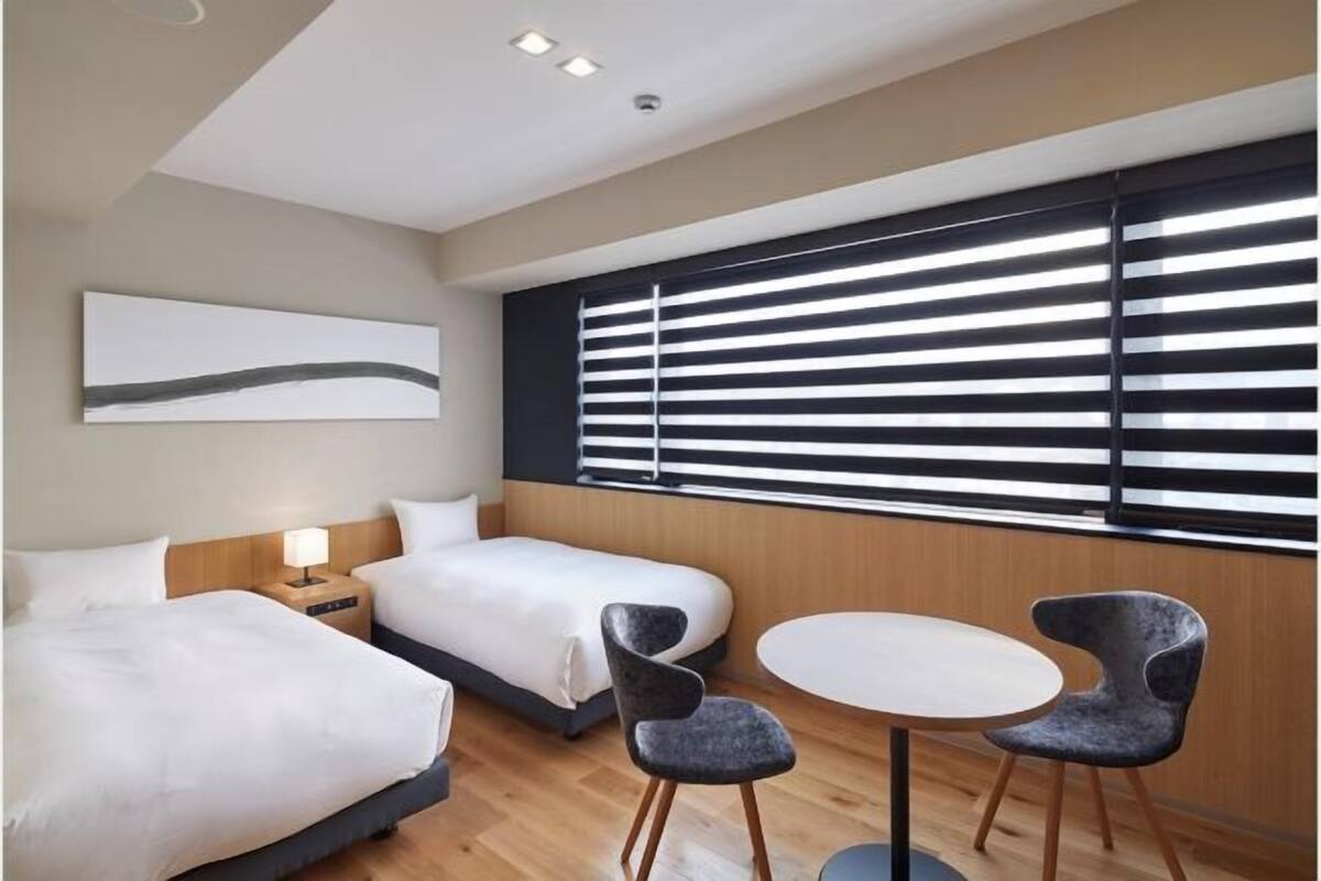 Desk, soundproofing, free WiFi, bed sheets