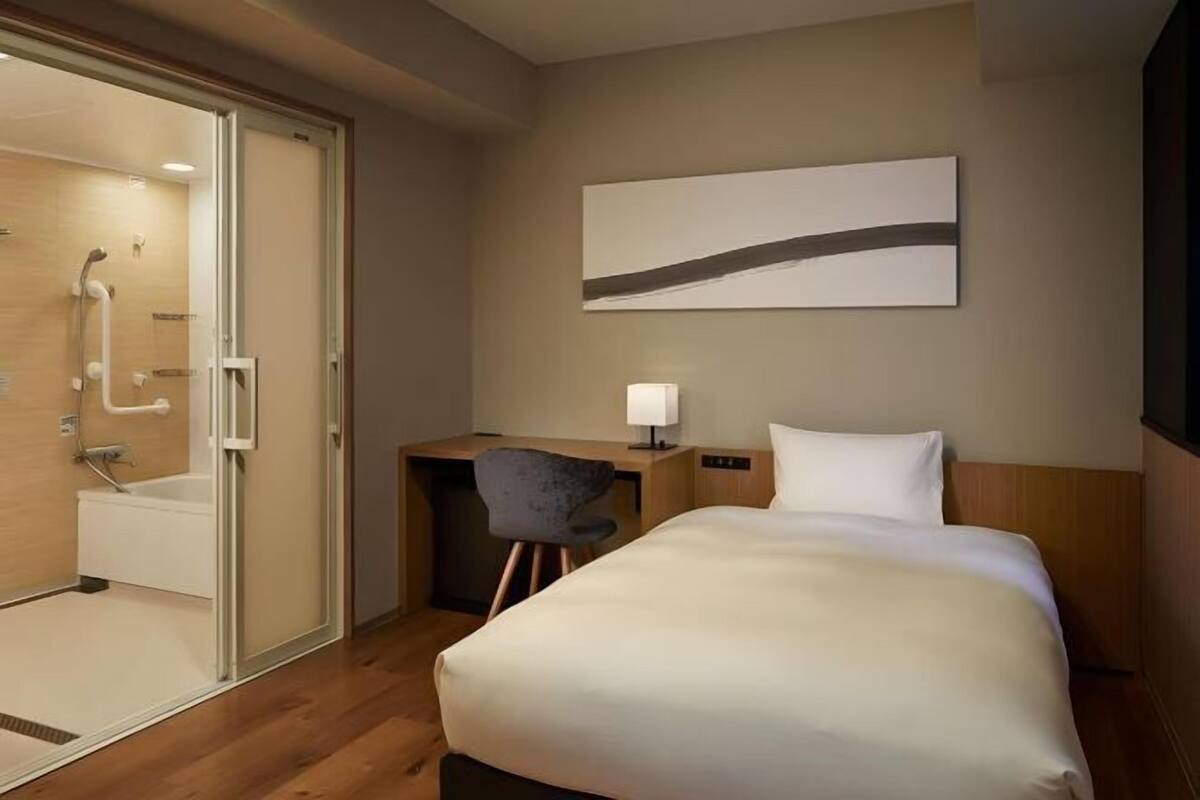 Desk, soundproofing, free WiFi, bed sheets