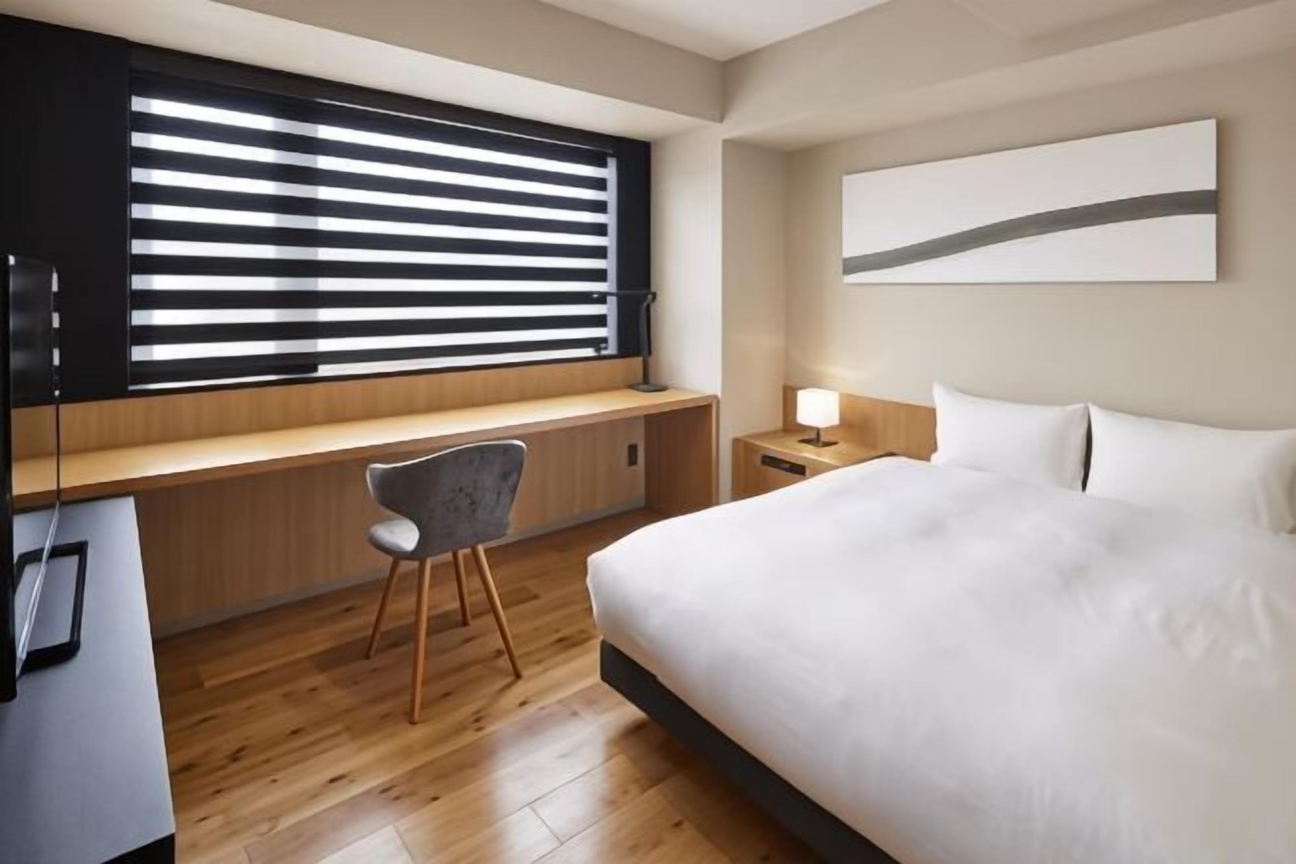 Desk, soundproofing, free WiFi, bed sheets