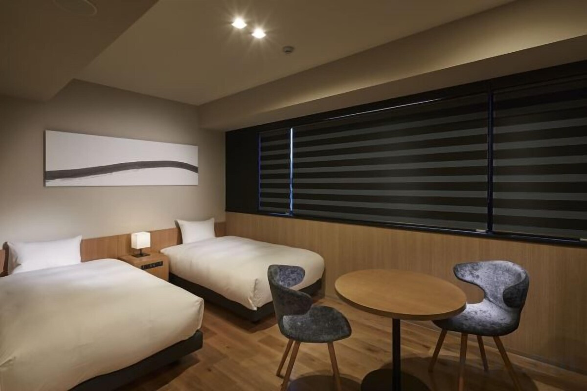 Escrivaninha, quartos à prova de som, Wi-Fi de cortesia, roupa de cama