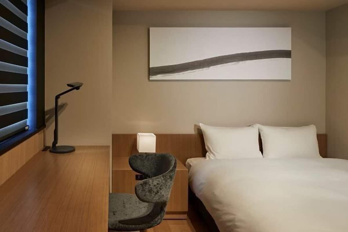 Desk, soundproofing, free WiFi, bed sheets