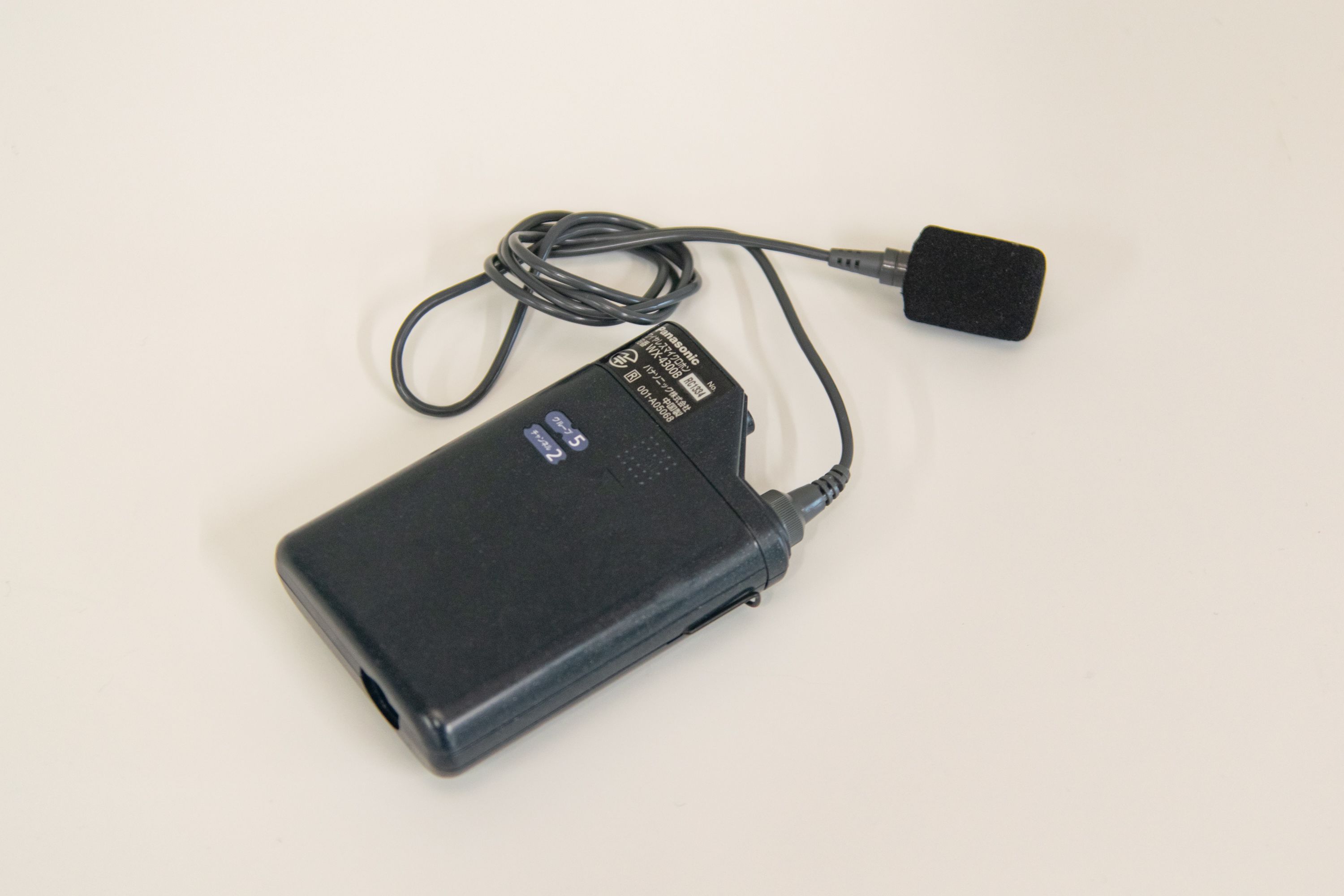 Une batterie externe portable noire, livrée avec un câble USB et un connecteur USB.