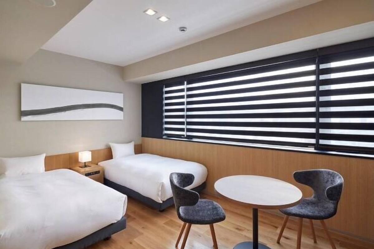 Desk, soundproofing, free WiFi, bed sheets