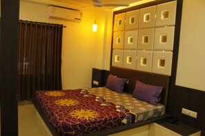 Deluxe Double Room | In-room safe, desk, free WiFi - Hotel Shiv Lake (Bhuj)