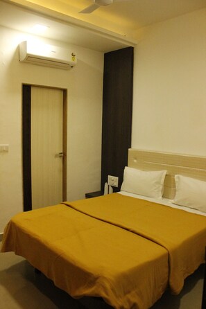 Deluxe Double Room | In-room safe, desk, free WiFi - Hotel Shiv Lake (Bhuj)