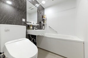 Twin Room, Non Smoking | Bathroom | Combined shower/bathtub, free toiletries, hair dryer, slippers