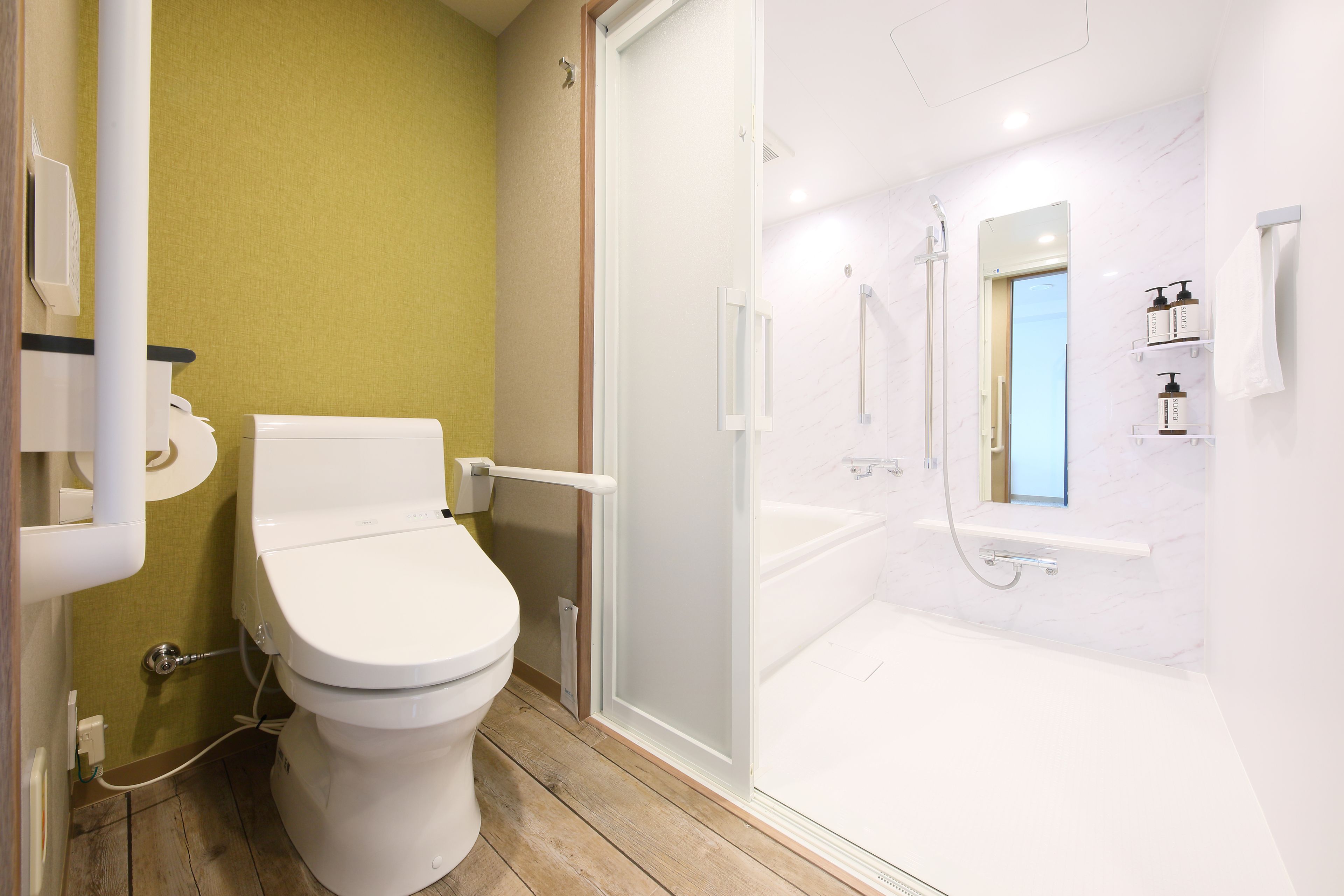 deluxe twin room | accessible bathroom