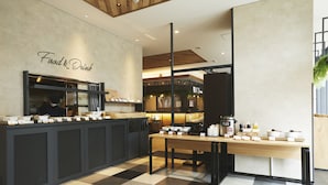 Un interior de cafetería moderna con piso a cuadros, una barra de servicio central y un letrero en la pared que dice 'Food & Drink'.