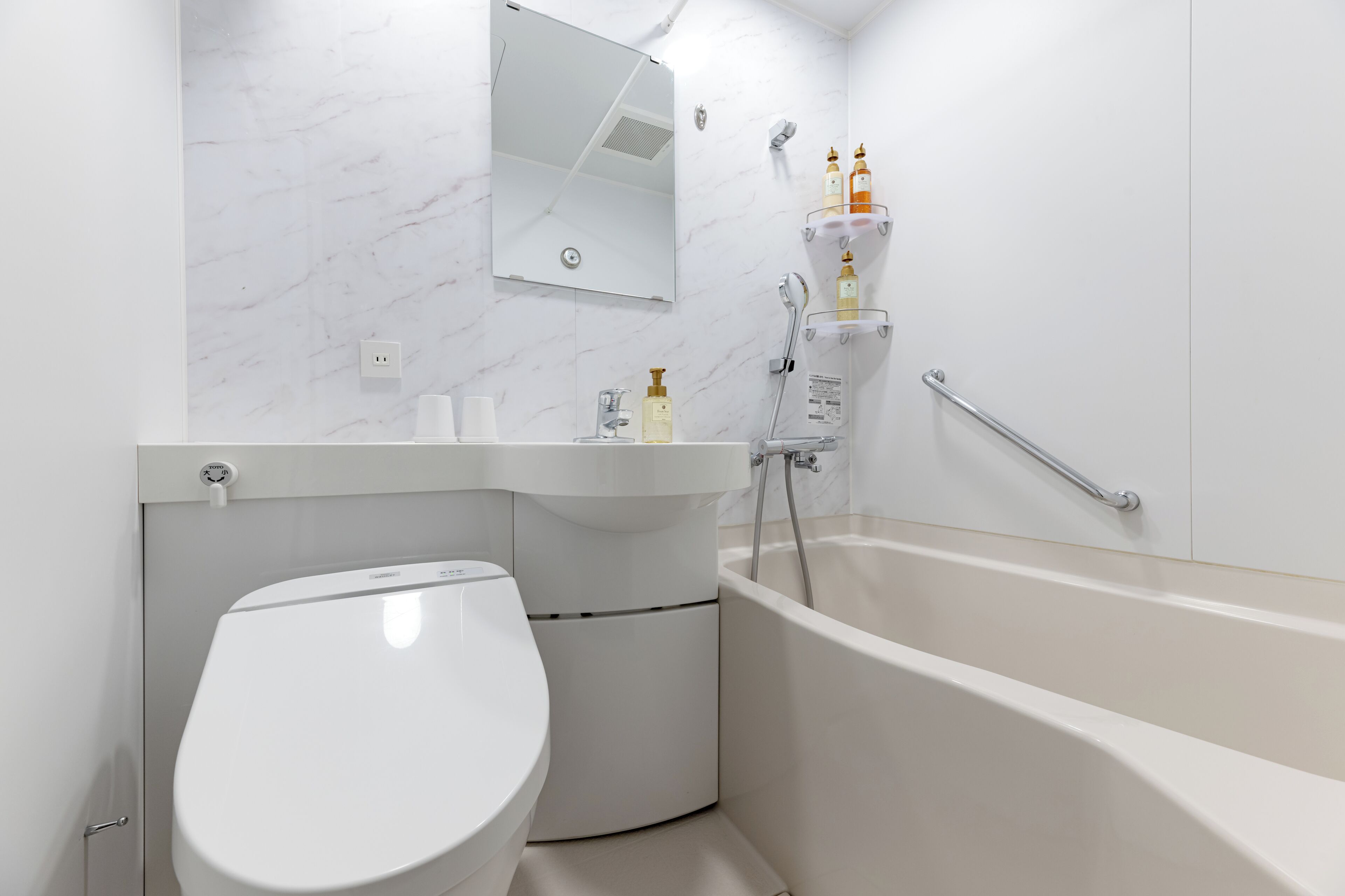 Ein modernes Badezimmer mit Toilette, Waschbecken und Badewanne.
