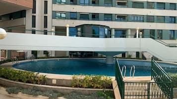 En säsongsöppen utomhuspool