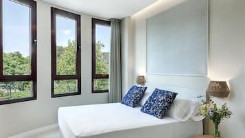 Basic trippelrum | Sängtillbehör av högsta kvalitet och värdeförvaringsskåp på rummet