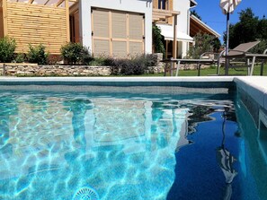 季节性开放的室外游泳池